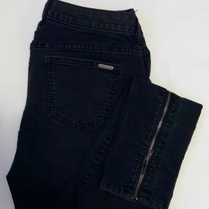 Black skinny jeans with zipper ankle cuff design